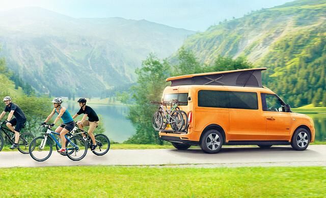 Neben einem Klappbett für zwei im Fahrgastraum bietet der e-Camper außerdem noch im Aufstelldach zwei Schlafmöglichkeiten