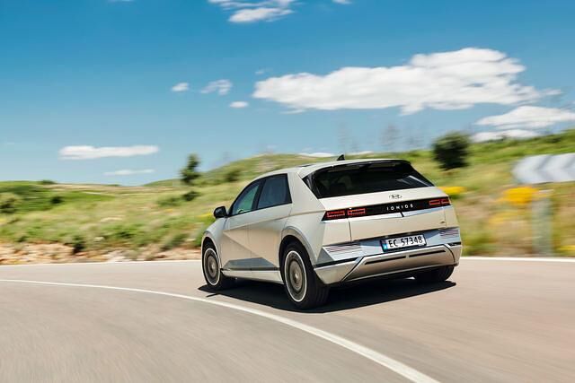 Stets serienmäßig schon beim „kleinen“ Modell mit 58 kWh-Batterie-Heckantrieb und immerhin 125 kW/170 PS ist die Möglichkeit, mit 800-Volt-Technik zu laden 