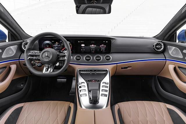 Im Cockpit fällt das neu gestylte und unten abgeflachte Lenkrad auf