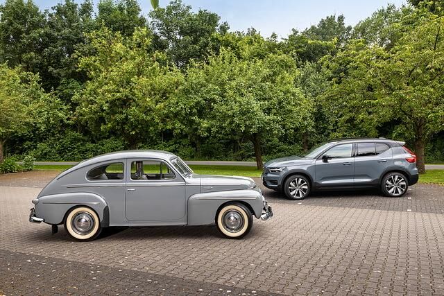Der moderne Volvo umkuschelt seine Passagiere dagegen mit schwarzem Leder, orangefarbenem Teppich und fein gearbeiteten Alu-Applikationen