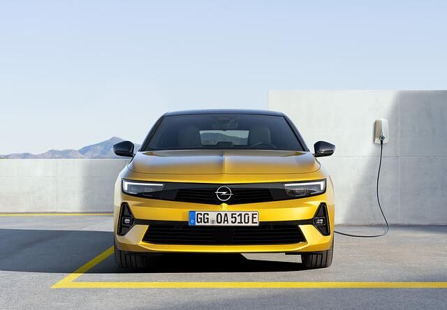 An der Front gibt es den neuen Vizor-Kühlergrill von Mokka und Corsa