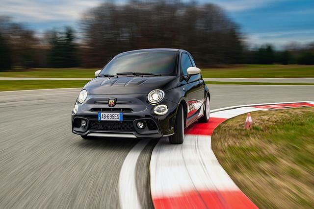 Mit jedem Gramm mehr Druck aufs rechte Pedal mogeln sich Bässe aufs Abarth-Notenblatt