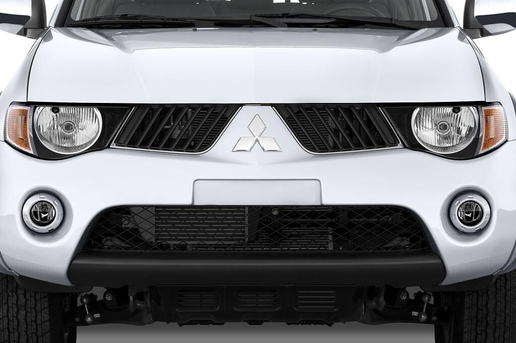Mitsubishi L200 (Baujahr 2010) - 4 Türen Kühlergrill und Scheinwerfer