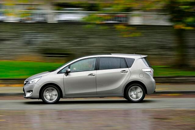 Sein Design orientiert sich bis zum Facelift 2013 am Avensis