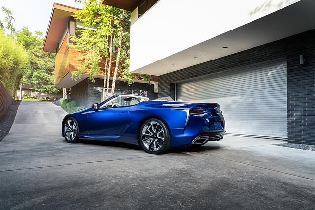 Aus eigentilch jedem Winkel erfreut das Lexus LC 500 Cabriolet das Auge des Betrachters