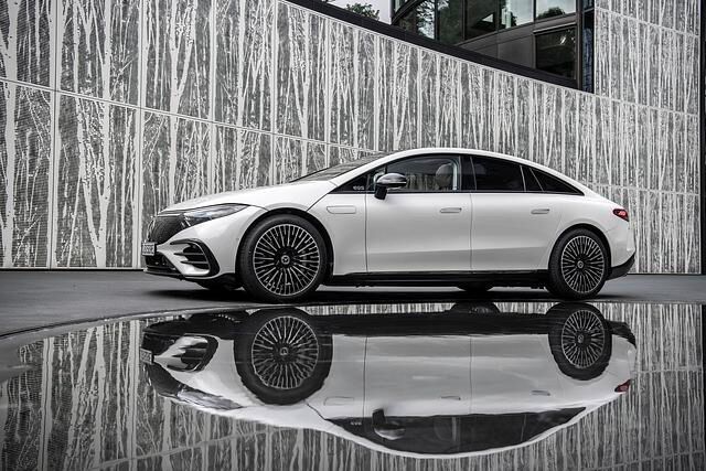Den Einstieg bildet der EQS 450+. Bei ihm sitzt ein 245 kW/333 PS starker E-Motor an der Hinterachse und treibt die Hinterräder an. 