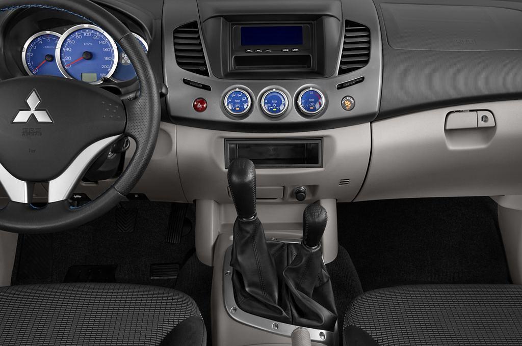 Mitsubishi L200 (Baujahr 2010) - 4 Türen Mittelkonsole