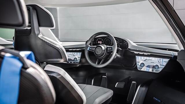 Trotz analoger Optik ist im Renndienst-Cockpit alles digital