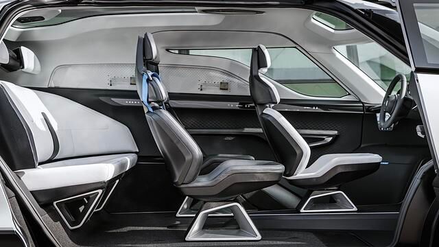 Der Innenraum des Porsche Renndienst bietet drei Sitzreihen