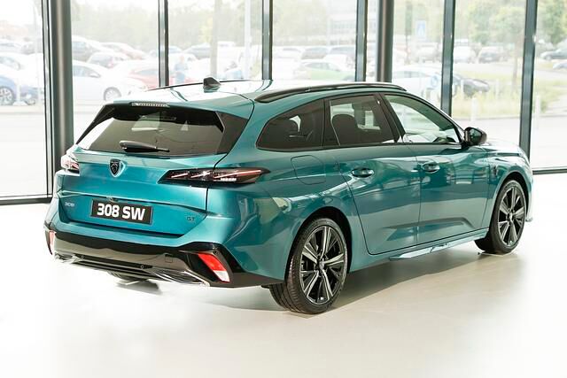 Der zwischen 24.200 Euro (81 kW/110 PS Benziner) und 47.250 Euro (165 kW/225 PS Plug-in-Hybrid) teure Kombi ist ab sofort bestellbar und wird ab Anfang kommenden Jahres ausgeliefert