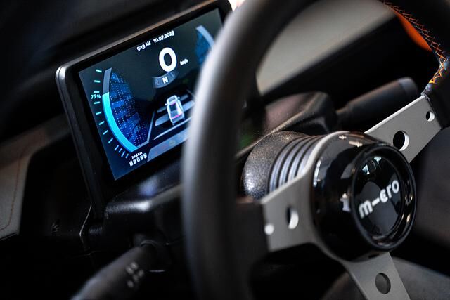Hinter dem Lenkrad prangt ein digitales Cockpit 