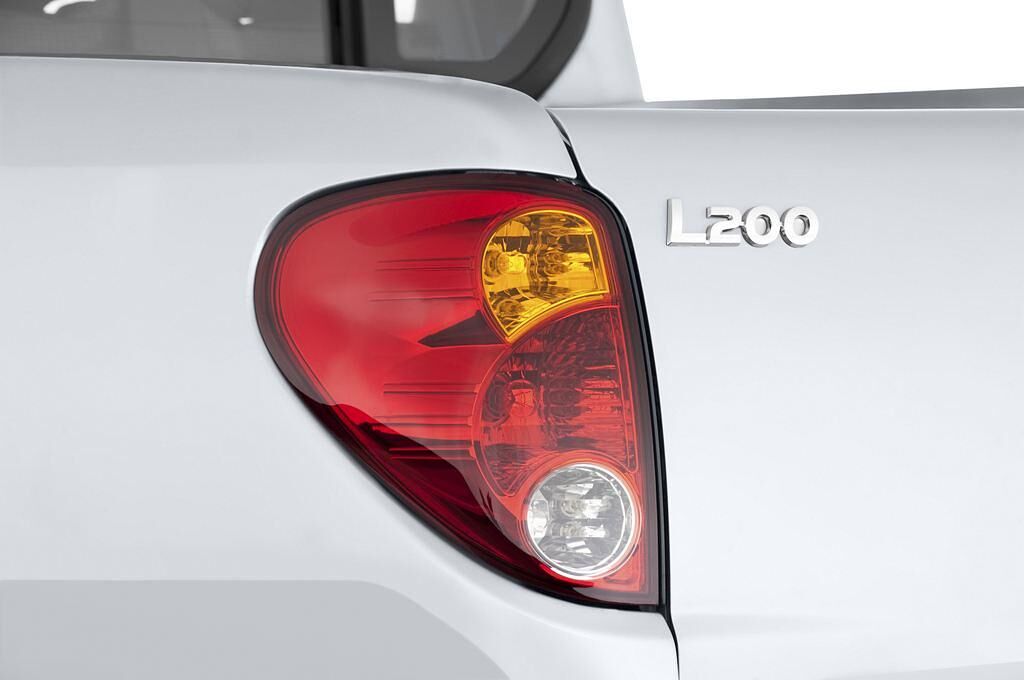 Mitsubishi L200 (Baujahr 2010) - 4 Türen Rücklicht