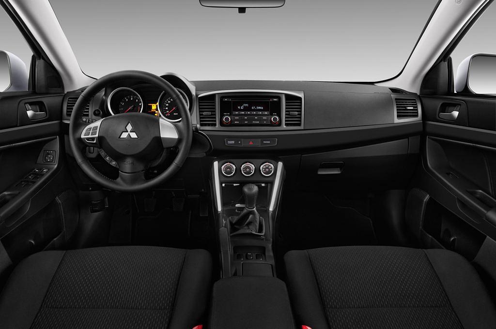 Mitsubishi Lancer (Baujahr 2016) Top 4 Türen Cockpit und Innenraum