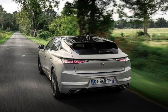 Der DS 4 endet nicht wie die meisten Kompakten mit einem mehr oder weniger steilen Heck, er kommt eher wie ein sorgfältig gezeichnetes SUV-Coupé mit schmalem Rückfenster daher
