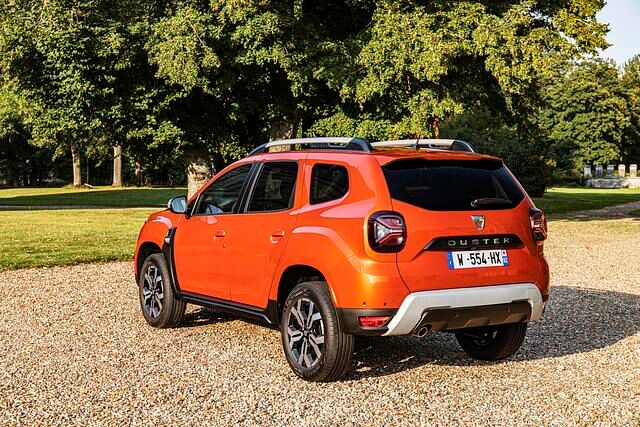 Der Duster ist für ein Low-Budget-Vehikel  recht stylisch, was nicht zuletzt spannenden Außenlackierungen vom peppigen „Arizona-Orange“ bis zum gedeckten „Iron-Blau“ geschuldet ist