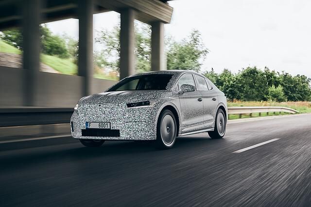 Der Fahrtwind kann das Auto besser umströmen. Heißt im Umkehrschluss: Der Enyaq wird effizienter, der Stromverbrauch sinkt und erhöht gleichzeitig die Reichweite