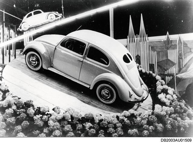 Im Mittelpunkt des VW-Messestand: der Käfer