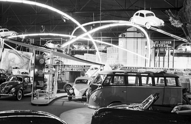 Auf dem VW-Messestand konnte auch der T1 Samba Bus bestaunt werden