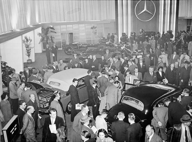 Mercedes zeigte den Mercedes-Benz 300 („Adenauer-Mercedes“) als Limousine und Cabriolet 