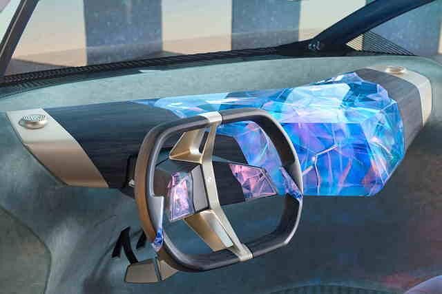 Der V-förmige Armaturenträger des Vision Circular verleiht dem Fahrzeug einen sehr futuristischen Touch