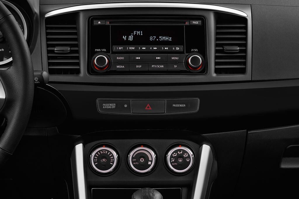 Mitsubishi Lancer (Baujahr 2016) Top 4 Türen Mittelkonsole
