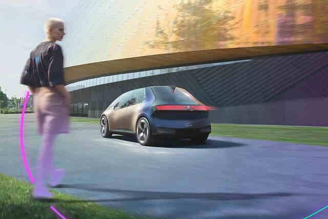 Der BMW i Vision Circular baut mit rund vier Meter Länge erfreulich kompakt