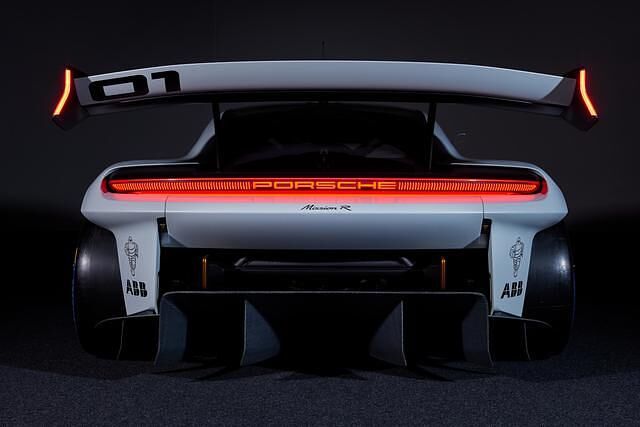 Für den Renneinsatz wurde eine vergleichsweise leichte und kleine Batterie mit einer Kapazität von 80 kWh eingebaut