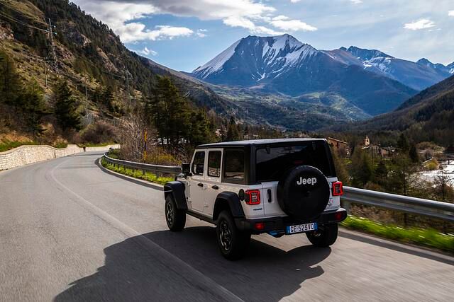 Beim Wrangler hört man noch recht deutlich, wenn die E-Motoren alleine ihrer Arbeit nachgehen