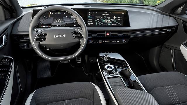 Vor dem Fahrer baut sich ein Armaturenbrett auf, dominiert von zwei jeweils 12,3-Zoll großen und serienmäßigen Curved-Displays (Digital-Cockpit und Infotainment)