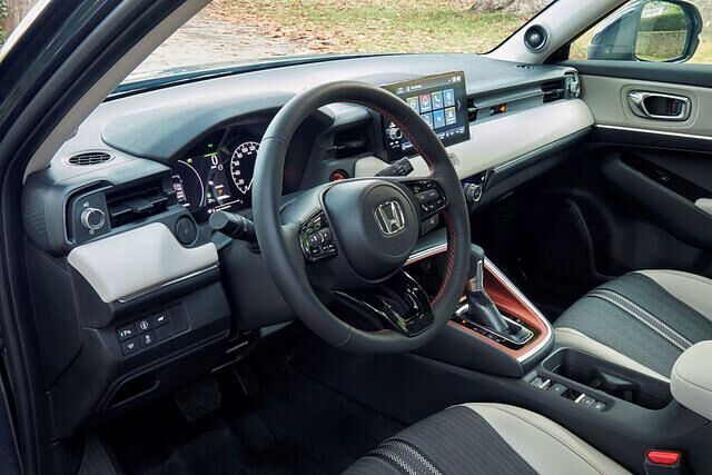 Innen tritt der Honda dezidiert modern und sehr aufgeräumt auf, verzichtet zugunsten eines großen Touchscreens weitgehend auf Schalter und Knöpfe
