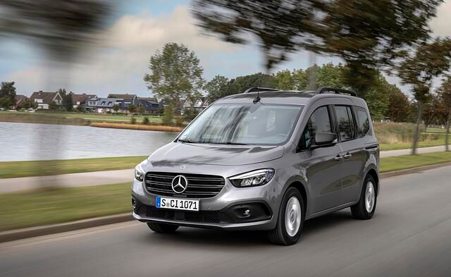 Mercedes brachte viel Eigenes in die Entwicklung ein, bei der Verfeinerung des Fahrwerks, des Innenraums der Sicherheitstechnik oder durch Designretuschen an der Außenhaut