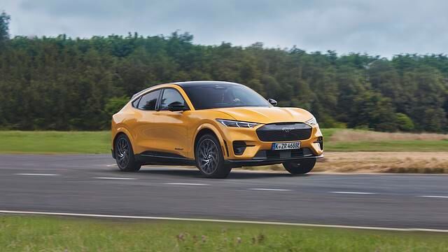 Das mindestens 72.900 Euro teure „GT“-Modell wird von zwei Motoren mit zusammen 358 kW/487 PS angetrieben
