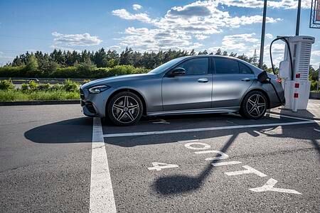 Mercedes-Benz C 300 e - Mittelklasse-PHEV mit Maxi-Reichweite Mercedes-Benz C 300 e - Mittelklasse-PHEV mit Maxi-Reichweite