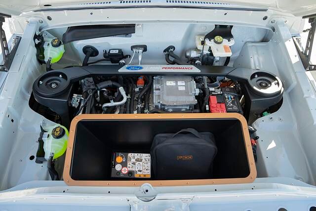 Der Crate Motor wird einfach an Stelle des Verbrenners platziert