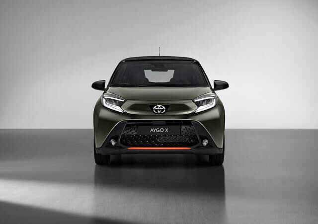 Die Front des Aygo X bietet mit markanten Scheinwerfern einen selbstbewussten Blick