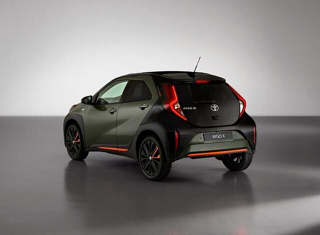 Der Aygo X zeichnet sich durch kurze Karosserieüberhänge und markante LED-Leuchten aus. Außerdem bietet Toyota Zweifarblackierungen an