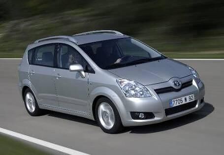 <h2 class='text-lg font-medium md:text-xl md:font-semibold'>Platz 1: TOYOTA Corolla</h2><p>&nbsp;<a title="Tests und Erfahrungen Toyota Corolla" href="https://www.autoplenum.de/auto/toyota/corolla/kompaktwagen-2001">Tests und Erfahrungen mit dem Toyota Corolla</a></p>
<p>Die Wertungen von &uuml;ber 100 Test- und Erfahrungsberichten haben daf&uuml;r gesorgt, dass der Toyota Corolla auf Platz 1 dieser Top10 gelandet ist. Seit 1966 rollt der Kompaktwagen vom Band und begeistert sowohl seinen Hersteller wie auch seine K&auml;ufer. Die derzeit neuste Version des Corolla gibt es als Benziner mit 110 und 129 PS und als Diesel mit 136 und 177 PS.&nbsp;</p>