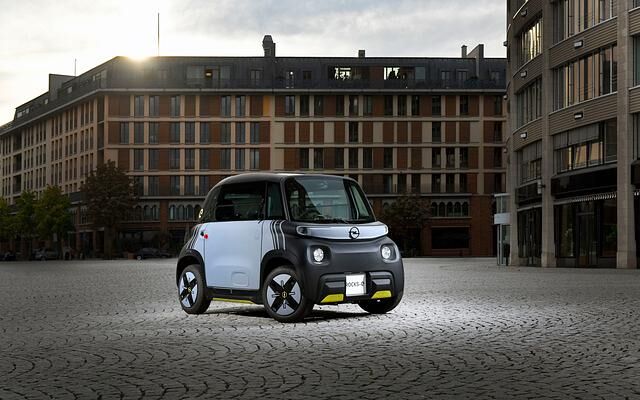 Auf die XXS-Verkehrsfläche von 3,35 Quadratmetern (Länge 2,41 Meter, Breite 1,39 Meter) baut Opel möglichst viel, was nach Auto aussieht
