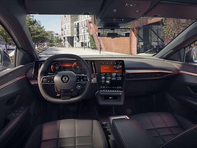 Das recht hochwertig Cockpit ist eine gelungene Mischung aus Digitalisierung sowie Touch- und konventioneller Hard-Key-Bedienung