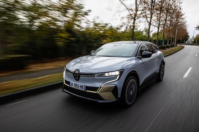 Der elektrische Mégane misst nur 4,21 Meter, ist dabei mit 1,50 Meter aber etwas höher als andere Hatchback-Autos, was ihn ein bisschen wie ein Crossover-Fahrzeug wirken lässt