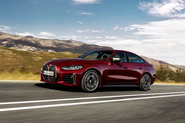 Zu jeder Zeit steht mehr als genügend Leistung zur Verfügung, der M440i xDrive lässt sich höchstpräzise und sehr schnell um die Kurven treiben, Überholvorgänge sind Sachen von wenigen Sekunden