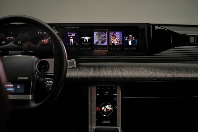 Analog war gestern: Das Armaturenbrett des modernisierten Hyundai Grandeur setzt auf riesige Displaytechnik