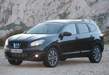 <h2 class='text-lg font-medium md:text-xl md:font-semibold'>Platz 3: NISSAN Qashqai</h2><p><a title="Tests und Erfahrungen Nissan Qashqai" href="https://www.autoplenum.de/auto/nissan/qashqai/suv-2013">Tests und Erfahrungen mit dem Nissan Qashqai</a></p>
<p>Auf Platz 3 der Autos mit mehr als 5 Sitzen hat sich der Nissan Qashqai eingefunden. &Uuml;ber 70 Test- und Erfahrungsberichte bescherten ihm diese gute Platzierung. Der SUV aus Japan begeistert seine Fahrer nun seit 2007 mit verschiedenen Motorenvarianten. So ist der Qashqai mit 103, 141 oder 150 PS als Diesel oder Benziner erh&auml;ltlich.</p>