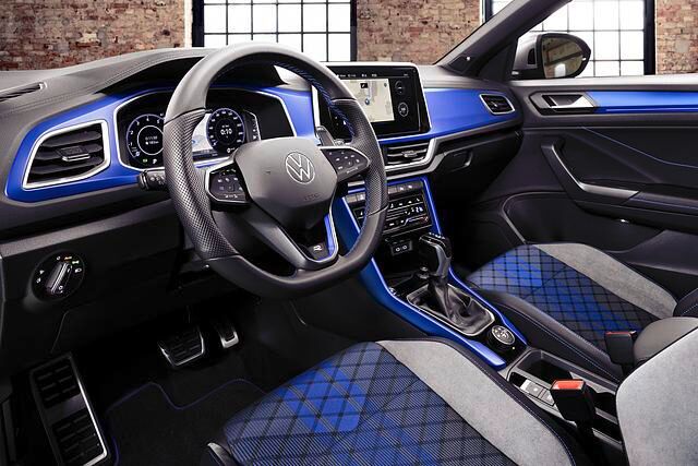 Zu den spezifisichen Neuerungen des T-Roc R gehört eine R-Taste am neu gestalteten Sportlenkrad
