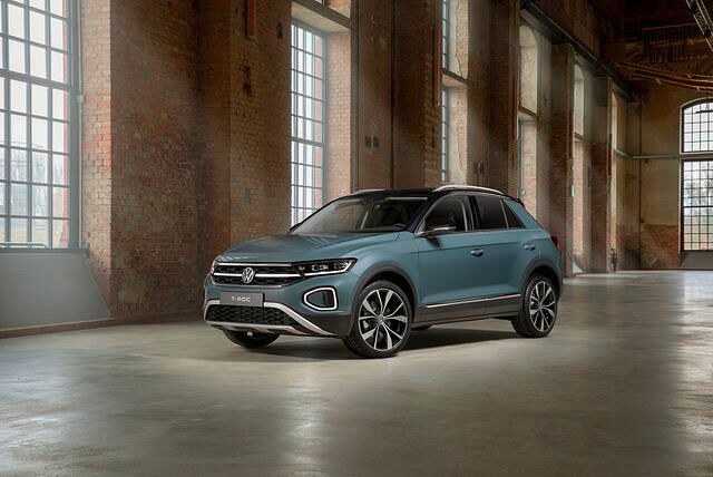 Künftig ist der T-Roc mit einer quer über den Kühlergrill verlaufenden Lichtleiste erhältlich