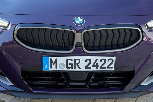 Und um ja Verwechslungen mit dem 4er Coupé auszuschließen, dessen riesige, senkrechte Niere ja so manche Gemüter erregte, bleibt das 2er Coupé mit seinem Grill dem waagerechten Design treu