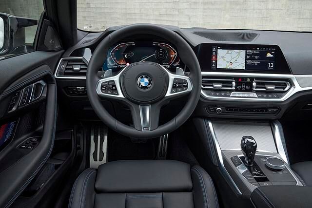 Im Cockpit fühlt sich jeder BMW-Fahrer sofort zu Hause