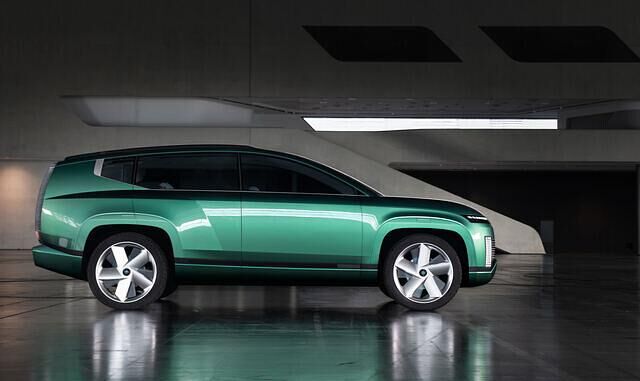 Der futuristisch gezeichnete Seven streckt sich vermutlich wie das ebenfalls in Los Angeles gezeigte Kia EV9 auf eine Länge von knapp 5 Metern