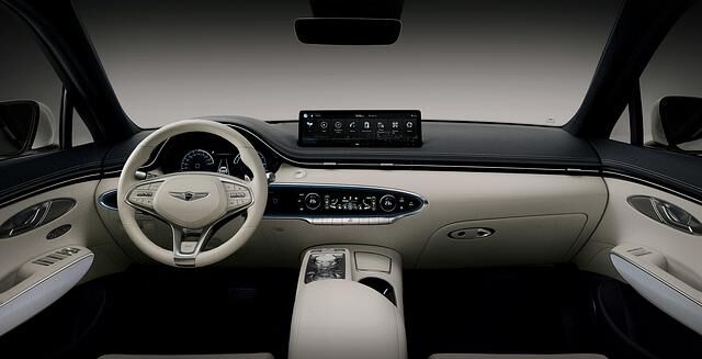 Auch beim Cockpit-Design gibt es keine nennenswerte Unterschiede zum normalen GV70