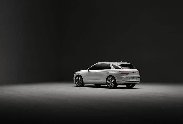 Eine Besonderheit am Heck des Genesis Electrified GV70 ist der Verzicht auf eine Auspuffanlage 